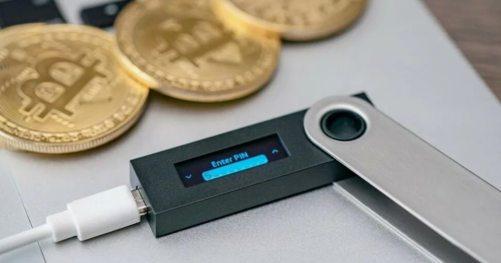 человек устанавливает криптокошелек на смартфон