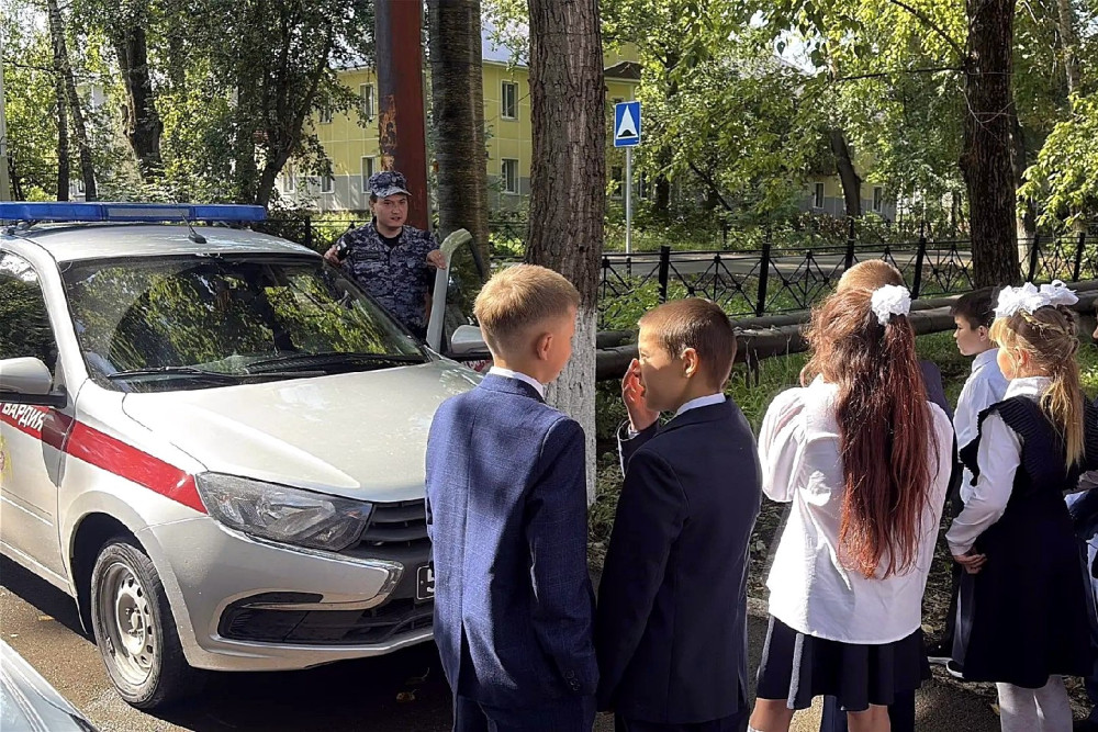 Росгвардия. Татарстан: В Татарстане сотрудники вневедомственной охраны Росгвардии провели уроки мужества для школьников в День солидарности в борьбе с терроризмом