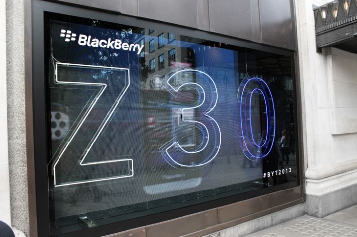 shop-window-dressing-Blackberry-14.jpg