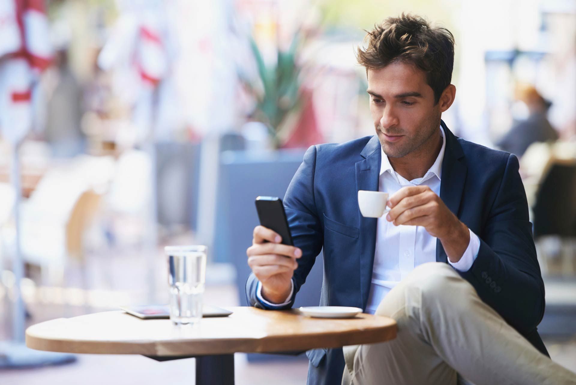 Мужчина интересуется бывшими. Бизнесмен с кофе. Предприниматель с телефоном. Мужчина думает и пьет кофе. Мужчина пьет кофе на улице.