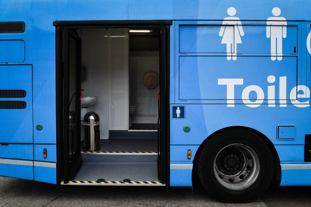 Купить будет на автобус. Туалетный автобус. Автобус с биотуалетом. Туалет в автобусе. Передвижной туалет автобус.