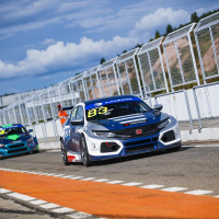 Гонки полны сюрпризов. Гонщик из Сочи, Антон Немкин, получил кубок «Туринг трофей»