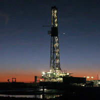 Нефть снижается на фоне нарастающей волны COVID-19