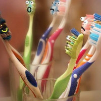 Ученые выяснили, попадают ли на зубную щетку бактерии из унитаза при смыве