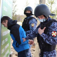 В Уфе росгвардейцами задержаны два брата, угрожавшие прохожей пневматическим пистолетом