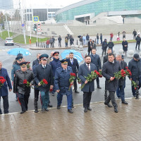 В Уфе начальник Управления Росгвардии генерал-майор полиции Александр Бурдо принял участие в торжественном возложении цветов к памятникам