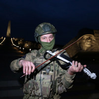 Спецназовец Росгвардии исполнил музыкальное произведение в память об отдавших свою жизнь за Отечество солдатах и офицерах в Донецке