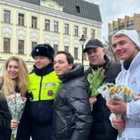 Полицейские Центрального округа столицы приняли участие в ежегодной Всероссийской акции «Цветы для автоледи» и не только