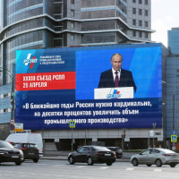 Новости покажут на уличных экранах: Путин пообещал рассмотреть регулирование нового медиа