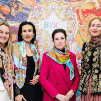 Платок «BRICS» от Нины Ручкиной объединил участников и гостей форума-выставки «Уникальная Россия»