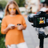 Зарплата блогеров из России за год сократилась на 13%