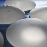 Хирургические клиники России предупреждают о подорожании грудных имплантов на 10-17%