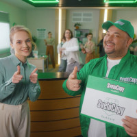 «Пачку быстро открывай и на море улетай» в новой рекламной кампании от бренда SvetoCopy и Сергея Жукова