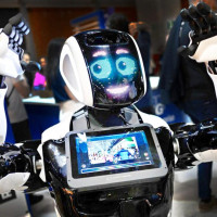 В среднеобразовательной школе города Семенов начал работать робот