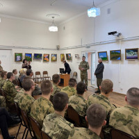 Военнослужащие Росгвардии посетили открытие выставки картин своего коллеги в Омск