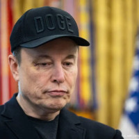 Илон Маск уволил топ-менеджера Tesla на фоне падения продаж — свою давнюю «правую руку»