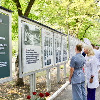 В УКБ №1 Саратовского медуниверситета открылась Аллея Памяти