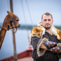 Лидерство без суеты: почему руководителю проекта важно держать опору, а не молоток