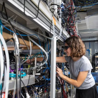 Caltech собрал систему из 6100 нейтральных атомов‑кубитов