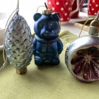 Магия света и традиций: почему новогодние свечи и игрушки становятся символом уюта