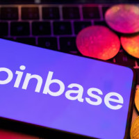 Coinbase Global по итогам третьего квартала 2025 года зафиксировала резкий рост прибыли и доходов благодаря всплеску активности на рынке криптовалют