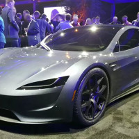 Глава OpenAI потребовал вернуть $50 000 за не поставленный Tesla Roadster