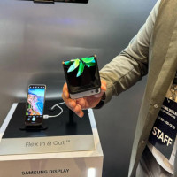 Samsung показала концепт FlexHolo — первого складного ноутбука с объёмным голографическим интерфейсом