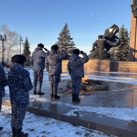 В День Героев Отечества сотрудники вневедомственной охраны Уфы возложили цветы к Вечному огню