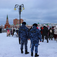 Сотрудники Управления Росгвардии по Республике Марий Эл обеспечили охрану общественного порядка во время яркого новогоднего шествия Дедов Морозов в Йошкар-Оле