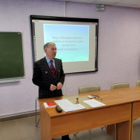 В Кирове ветеран Росгвардии выступил на заседании объединения педагогов, реализующих патриотические проекты