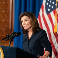 Нью-Йорк вводит один из самых жёстких законов о безопасности ИИ