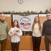 В Кирове школьники вручили ветерану Росгвардии открытки с новогодним поздравлением для военнослужащих