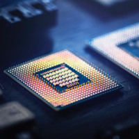 Apple ускоряет разработку собственного ИИ-чипа для серверов