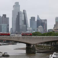 Спрос на специалистов по ИИ и технологиям поднял число вакансий в финансовом секторе Великобритании на 12%