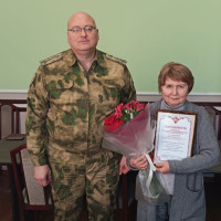 Заместитель командующего Сибирским ордена Жукова округом Росгвардии вручил благодарность ветерану вневедомственной охраны