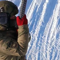 В Новосибирске военнослужащие отряда спецназа &laquo;Ермак&raquo; Росгвардии провели занятия по беспарашютному десантированию