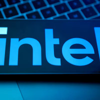 Intel демонстрирует рост на фоне спроса на чипы для ИИ и центров данных