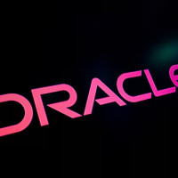 Акции Oracle упали на фоне планов привлечь до 50 млрд долларов для развития ИИ и облачных сервисов