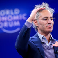 Гендиректор Palantir защищает технологии наблюдения на фоне роста продаж за счёт контрактов с правительством США