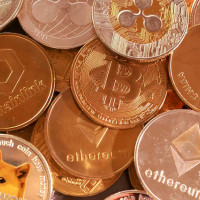 Волатильность крипторынка привела к ликвидации позиций на $2,56 млрд из‑за падения биткоина