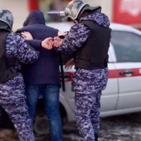 В Новосибирске сотрудники вневедомственной охраны Росгвардии задержали подозреваемых в краже колес с автомобиля