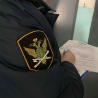 Накопив задолженность, женщина лишилась половины своей зарплаты