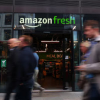 Amazon усиливает ставку на офлайн-продукты, обостряя конкуренцию с Walmart