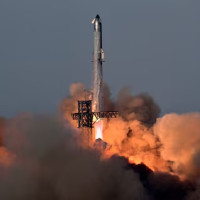 Маск заявил, что SpaceX сосредоточится на строительстве саморастущего города на Луне