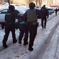 При силовой поддержке спецназа Росгвардии в Новосибирске задержан местный житель, который заявил о захвате заложницы