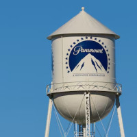 Warner Bros рассматривает пересмотренное предложение Paramount в эскалации конкурентной борьбы за покупку студии