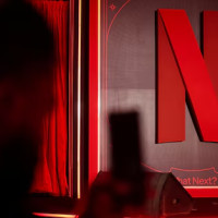 Акции Netflix и Paramount выросли после завершения борьбы за Warner Bros. Discovery