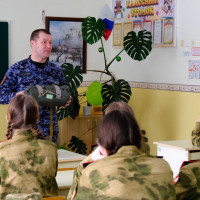 В Йошкар-Оле офицер Росгвардии познакомил школьников с профессией специалиста РХБ защиты