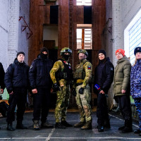 Сотрудники спецподразделения СОБР «Берсерк» Росгвардии в Марий Эл провели показательную тренировку по высотной подготовке для журналистов