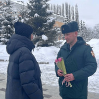 В Уфе росгвардейцы поздравили женщин с Международным женским днём